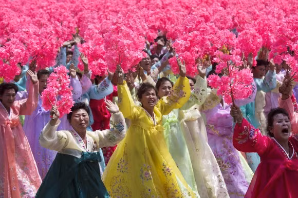 Dân chúng Triều Tiên tham gia diễu hành.