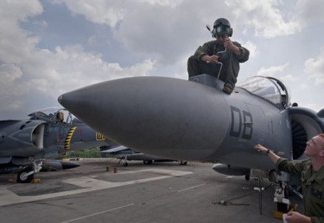 Tàu tấn công đổ bộ USS Bonhomme Richard tại Vịnh Subic. Tàu tấn công đổ bộ USS Bonhomme Richard tại Vịnh Subic.