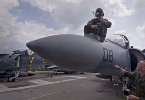 Tàu tấn công đổ bộ USS Bonhomme Richard tại Vịnh Subic.