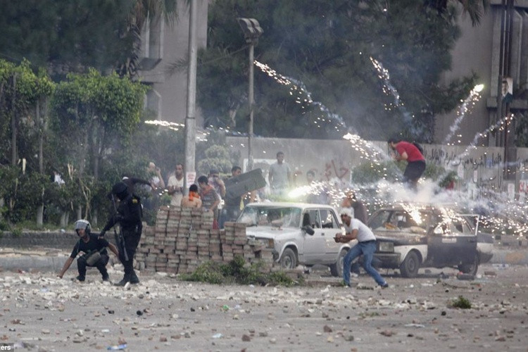 Những người biểu tình dùng hỏa tiễn "pháo hoa" chống trả cảnh sát.