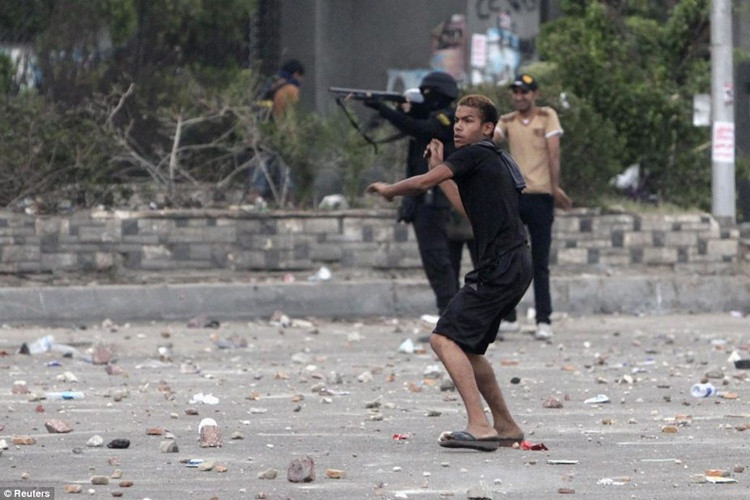 Đáp trả cảnh sát đã dùng hơi cay, nhưng bác bỏ cáo buộc nổ súng vào những người biểu tình.