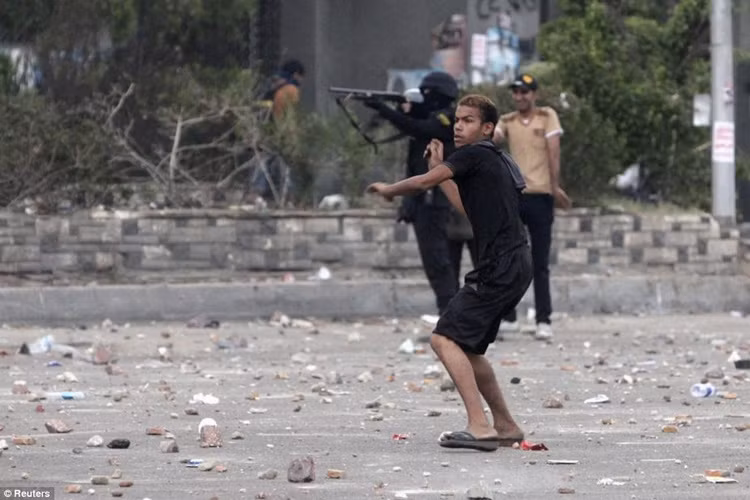 Đáp trả cảnh sát đã dùng hơi cay, nhưng bác bỏ cáo buộc nổ súng vào những người biểu tình.