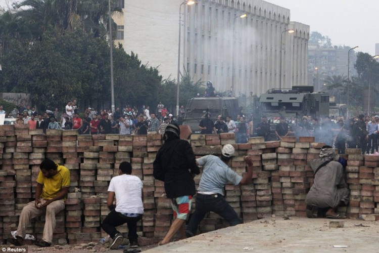 Vụ việc xảy ra khi những người biểu tình ủng hộ Mursi dựng chiến lũy chống cảnh sát tìm cách giải tán cuộc biểu tình.