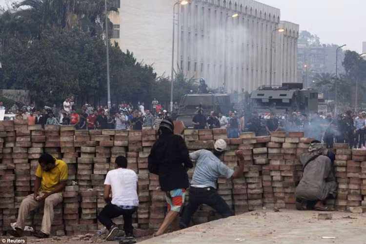 Vụ việc xảy ra khi những người biểu tình ủng hộ Mursi dựng chiến lũy chống cảnh sát tìm cách giải tán cuộc biểu tình.