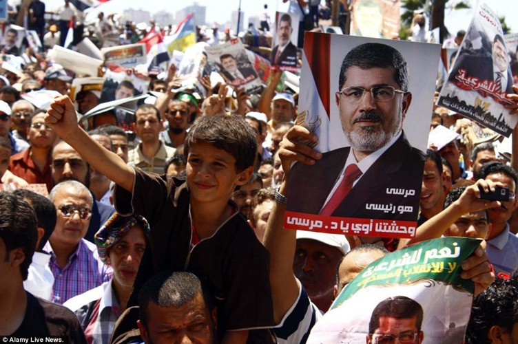 Những người biểu tình ủng hộ Tổng thống bị lật đổ Mohamed Mursi ở Alexandria, khiến ít nhất 5 người thiệt mạng.