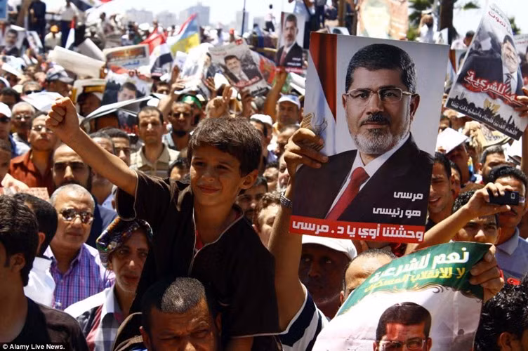 Những người biểu tình ủng hộ Tổng thống bị lật đổ Mohamed Mursi ở Alexandria, khiến ít nhất 5 người thiệt mạng.