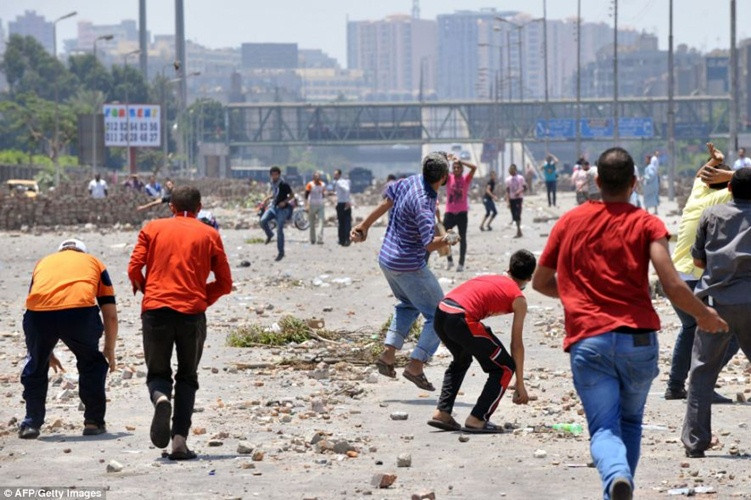 Đụng độ giữa hai phe phản đối và ủng hộ Tổng thống bị lật đổ Mohamed Mursi.