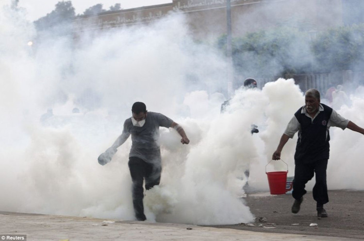 Những người biểu tình chạy tán loạn trong khói hơi cay.