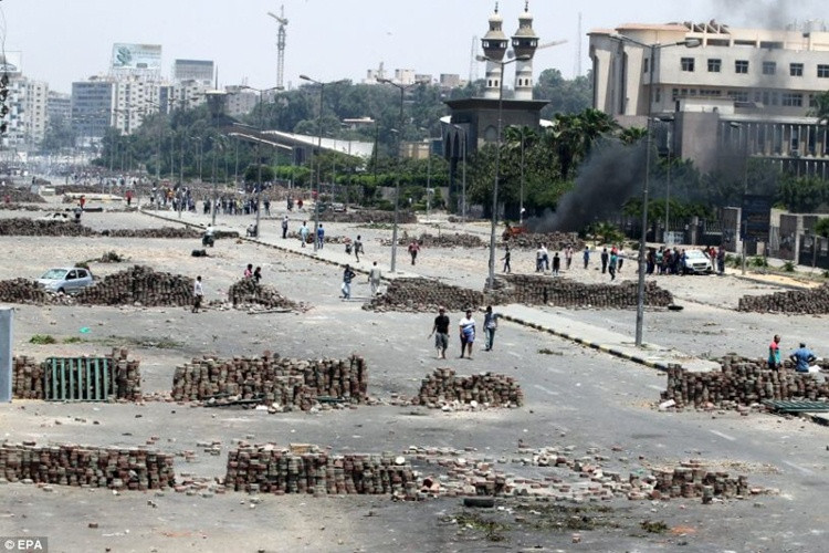 Quảng trường biến thành bãi chiến trường ở trung tâm thủ đô Cairo.