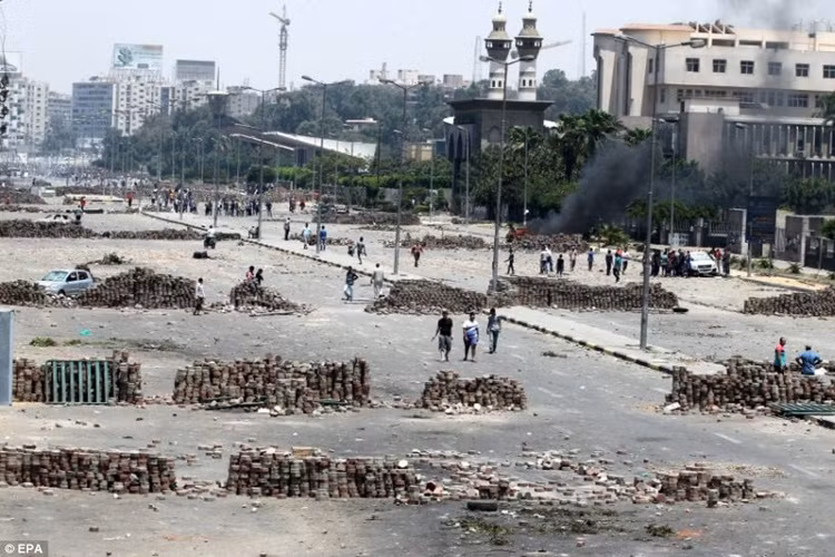 Quảng trường biến thành bãi chiến trường ở trung tâm thủ đô Cairo.
