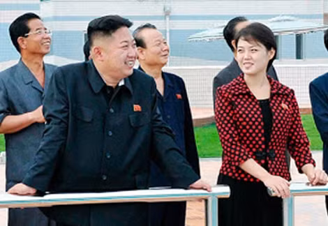 Nhà lãnh đạo Kim Jong-un bên người vợ trẻ xinh đẹp nhưng không "môn đăng, hộ đối".