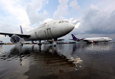 Sân bay quốc tế Bangkok bị ngập chìm trong biển nước. Sân bay quốc tế Bangkok bị ngập chìm trong biển nước.