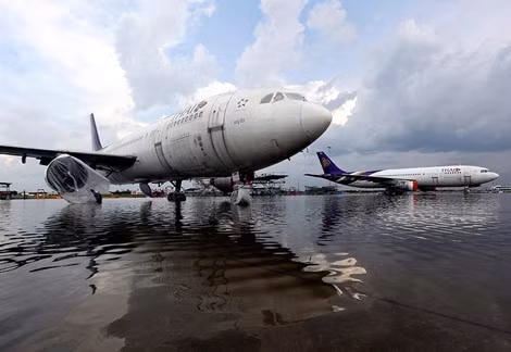 Sân bay quốc tế Bangkok bị ngập chìm trong biển nước.