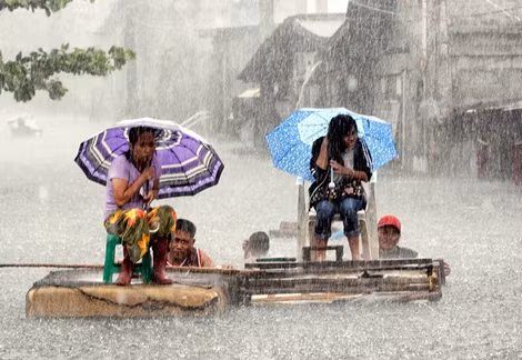 Cư dân Manila khốn khổ vì lũ lụt.