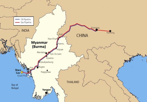 Hệ thống đường ống vận chuyển dầu (màu đen) và khí đốt (màu đỏ) từ Myanmar vào lãnh thổ Trung Quốc.