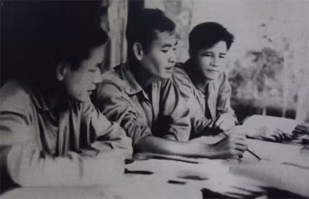 Đại tướng Nguyễn Chí Thanh (ngoài cùng bên phải) và Thượng tướng, Tư lệnh Quân giải phóng miền Nam Trần Văn Trà nghe báo cáo tình hình chiến trường (năm 1966). Ảnh tư liệu.
