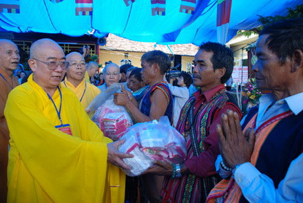 Chư tôn đức tặng quà tới đồng bào vùng cao. Ảnh: Giác Ngộ.