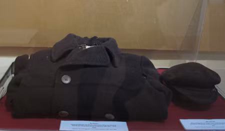 Những đề mục trưng bày được thể hiện qua những hình ảnh, hiện vật quý được Bảo tàng Lịch sử Quân sự Việt Nam và gia đình sưu tầm, lưu giữ trong nhiều năm qua. Trong đó, có những hiện vật tiêu biểu gắn liền với cuộc đời hoạt động của Đại tướng Nguyễn Chí Thanh như: Bộ sưu tập Huân, Huy chương-phần thưởng cao quý mà Đảng, Nhà nước trao tặng Đại tướng, trong đó có Huân chương Sao vàng, Huân chương Hồ Chí Minh; bộ lễ phục của Đại tướng đã sử dụng từ năm 1959 đến năm 1967…Ảnh: Áo khoác của Đại tướng Nguyễn Chí Thanh.