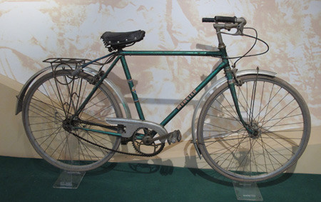 Triển lãm đã khái quát toàn bộ cuộc đời, sự nghiệp của Đại tướng Nguyễn Chí Thanh - một trong những nhà lãnh đạo tiền bối tiêu biểu của Đảng, một vị tướng tài ba, lỗi lạc, cán bộ tài đức, vẹn toàn của quân đội. Ảnh: Xe đạp Đại tướng Nguyễn Chí Thanh sử dụng trong kháng chiến chống thực dân Pháp ở chiến khu Việt Bắc từ năm 1950-1954.