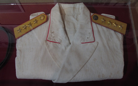 Triển lãm là hoạt động kỷ niệm 100 năm ngày sinh Đại tướng Nguyễn Chí Thanh (1/1/1914 - 1/1/2014), chào mừng kỷ niệm 69 năm Ngày thành lập Quân đội nhân dân Việt Nam, 69 năm Ngày truyền thống của Tổng cục Chính trị (22/12/1944 - 22/12/2013). Triển lãm trưng bày theo 4 đề mục gồm: Quê hương với tuổi thơ; Nhà chính trị quân sự lỗi lạc; Vị Đại tướng của nông dân; Trọn nghĩa vẹn tình. Ảnh: Bộ lễ phục của Đại tướng Nguyễn Chí Thanh.