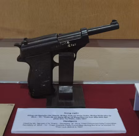Khẩu súng ngắn, Đại tướng Nguyễn Chí Thanh đã sử dụng ở Thừa Thiên trong những năm đầu kháng chiến chống thực dân Pháp.
