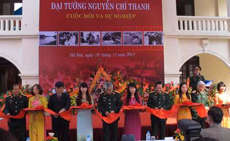 Triển lãm do Bảo tàng Lịch sử Quân sự Việt Nam tổ chức vào ngày 19/12. Đến dự triển lãm có các đồng chí: Thượng tướng Nguyễn Chí Vịnh, Ủy viên Trung ương Đảng, Thứ trưởng Bộ Quốc phòng; Trung tướng Mai Quang Phấn, Ủy viên Trung ương Đảng, Phó Chủ nhiệm Tổng cục Chính trị; Thượng tướng Nguyễn Huy Hiệu - Viện sĩ - Anh hùng LLVTND, nguyên thứ trưởng Bộ Quốc phòng; đại diện gia đình Đại tướng Nguyễn Chí Thanh và đông đảo đại biểu các ban, ngành. Ảnh: Cắt băng khai mạc triển lãm “Đại tướng Nguyễn Chí Thanh-cuộc đời và sự nghiệp”.