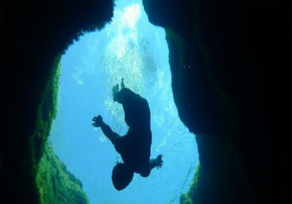 Một thợ lặn nghiệp dư đang khám phá đoạn trên cùng của giếng.