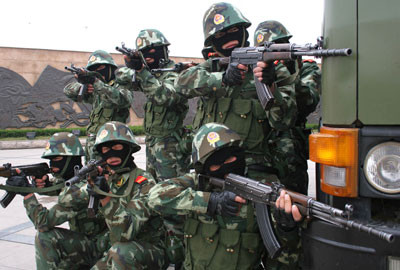 7. Khí Clo: Clo nguyên tố Halogen (sinh ra muối). Khí Clo là một trong những chất khí được ứng dụng nhiều nhất trong đời sống và có lẽ ai trong chúng ta cũng biết. Thế nhưng nó cũng là một vũ khí hóa học nguy hiểm được sử dụng ngay cả trong mùa đông lạnh giá bởi tính sát thương kinh khủng của nó. Ảnh: Diễn tập chống khí Clo.