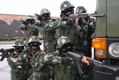 7. Khí Clo: Clo nguyên tố Halogen (sinh ra muối). Khí Clo là một trong những chất khí được ứng dụng nhiều nhất trong đời sống và có lẽ ai trong chúng ta cũng biết. Thế nhưng nó cũng là một vũ khí hóa học nguy hiểm được sử dụng ngay cả trong mùa đông lạnh giá bởi tính sát thương kinh khủng của nó. Ảnh: Diễn tập chống khí Clo.