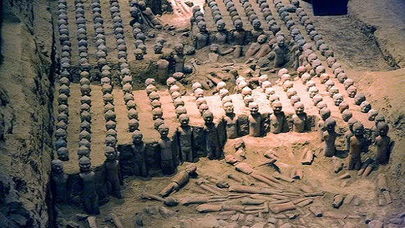 Lăng “Tần Thủy Hoàng” được coi là một lăng mộ lớn nhất thế giới, đồng thời cũng là một trong những cấu trúc lăng tẩm kỳ dị nhất trong lịch sử loài người. Nó nằm sâu dưới lòng đất tại một ngọn đồi ở miền trung của Trung Quốc hơn 2.000 năm nay, bao quanh bởi một con hào chứa đầy thủy ngân. Ngôi mộ nắm giữ bí mật của vị hoàng đế đầu tiên của Trung Quốc, người qua đời vào năm 210 trCN, sau khi đã thống nhất 6 tiểu quốc thành một nước Trung Quốc duy nhất.