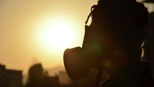 Tuy nhiên, vũ khí hóa học được sử dụng phổ biến nhất từ thế kỷ 20, đặc biệt là trong hai cuộc đại chiến thế giới, trong chiến tranh Việt Nam và một số cuộc chiến khác. Chúng đã gây ra hàng loạt vụ thảm sát trên quy mô lớn. Nhận thấy được sự hủy diệt tàn bạo và khủng khiếp của các vũ khí này, các quốc gia trên thế giới đã kí nghị định thư về việc cấm sử dụng các loại khí độc, các vũ khí sinh học trong chiến tranh bắt đầu từ năm 1925. Tuy nhiên, các quốc gia lớn vẫn đang tìm cách tạo ra những loại vũ khí hóa học mới nhằm đảm bảo vị trí cường quốc của mình.