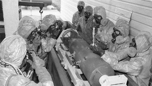 Ngay từ thời cổ đại, con người đã biết sử dụng vũ khí hóa học. Từ những mũi tên tẩm thuốc độc đến những loại khí gây ảnh hưởng đến hệ hô hấp và thần kinh đối phương, hơn nữa là những loại chất độc phát tán trong nguồn nước dùng để giết chết hàng loạt trên quy mô lớn.