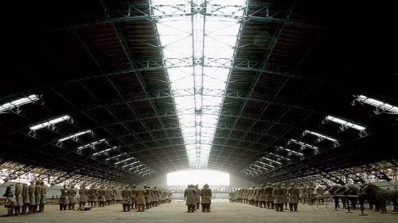 Khu vực tùy táng K9801, nằm ở giữa 2 lớp thành bên trong và bên ngoài, cách lăng khoảng 200 mét về phía đông nam, hình chữ nhật bằng phẳng, phần chính chiều dài theo trục Đông - Tây là 130 mét, chiều rộng trục Bắc - Nam 100 mét, tổng diện tích hơn 13.000 mét vuông, là khu tùy táng lớn nhất được tìm thấy trong khu vục lăng Tần Thủy Hoàng từ trước đến nay.