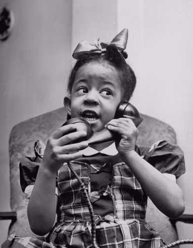 Cô bé Jo Ann Ward đầy tự tin nói lời chào với ông già Noel. Cô bé ba tuổi này yêu cầu một con búp bê và một chiếc thuyền đồ chơi.