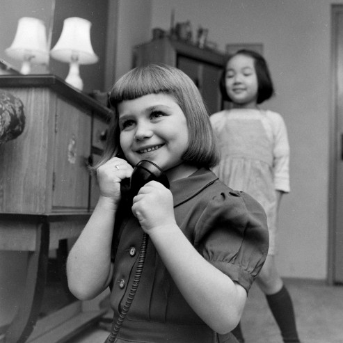 Hai chị em đang gọi điện cho ông già Noel.