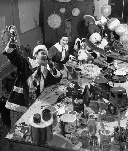 “Ông già” và “bà già Noel” trả lời điện thoại.