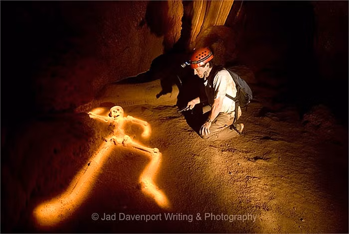 Bộ xương này được các nhà khoa học đặt tên là “trinh nữ pha lê”. Bộ xương phát sáng lấp lánh mỗi khi ánh mặt trời rọi từ miệng hang xuống. Đó là do bộ xương đã bị vôi hóa, thấm một số tinh thể có khả năng khúc xạ ánh sáng.