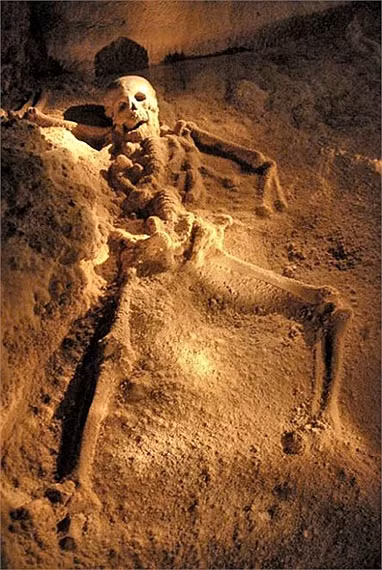 Tuy nhiên, kinh hãi nhất, nơi đây từng là địa điểm diễn ra các cuộc hiến tế. Những người phụ nữ còn sống, nhiều khả năng là các trinh nữ đã trở thành vật hiến tế cho thần linh.