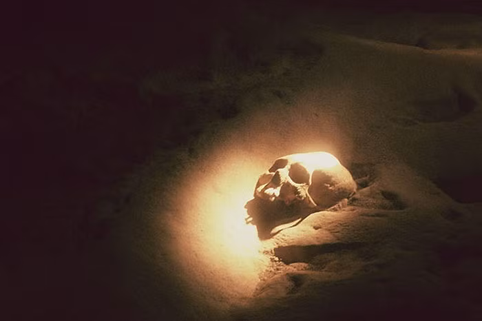 Các vụ hiến tế xảy ra ở tất cả 9 khoang lớn trong hang động. Trong những khoang này, những bộ xương nằm rải rác ở khắp nơi. Phần lớn đã bị vôi hóa, chìm nghỉm, hoặc nửa chìm nửa nổi dưới nền hang.