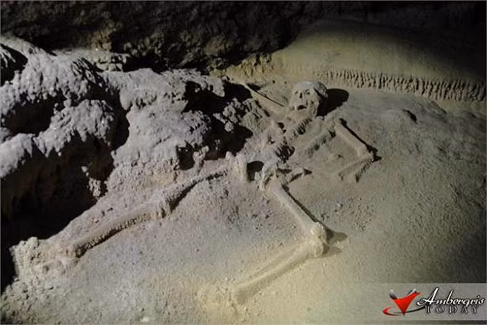 Điểm nhấn của hang là khoang thứ 9, được gọi là tầng địa ngục thứ 9, có một bộ xương còn rất nguyên vẹn lộ trên nền hang.