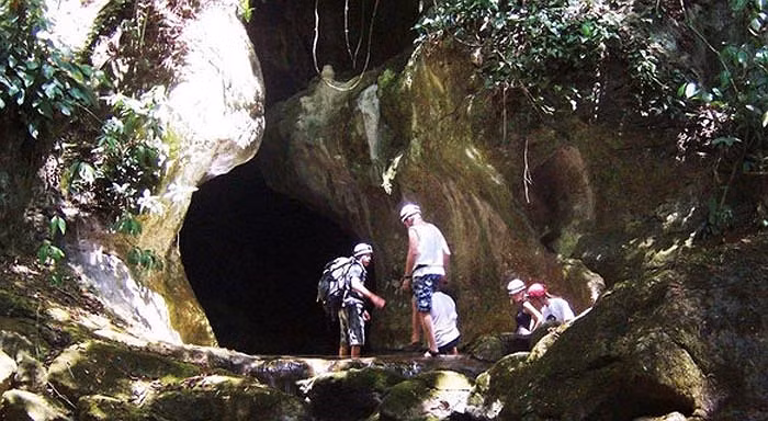 Ở vùng đất Belize xinh đẹp, quốc gia Trung Mỹ, giáp Mexico và Guatemala, có một hang động kỳ lạ, được cư dân trong vùng gọi là hang địa ngục.