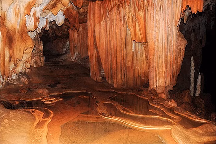 Mặc dù hang động này khá nhỏ, nhưng lại vô cùng bí ẩn, bởi trong lòng hang có những bộ xương kỳ quái, có thể phát sáng khi có ánh mặt trời chiếu vào.