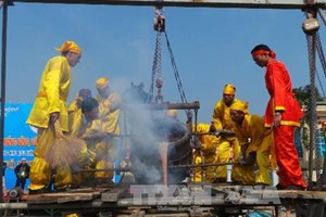 Rót đồng vào khuôn để đúc trống đồng, súng thần công và kiếm lệnh. Ảnh: Trịnh Duy Khương/TTXVN.