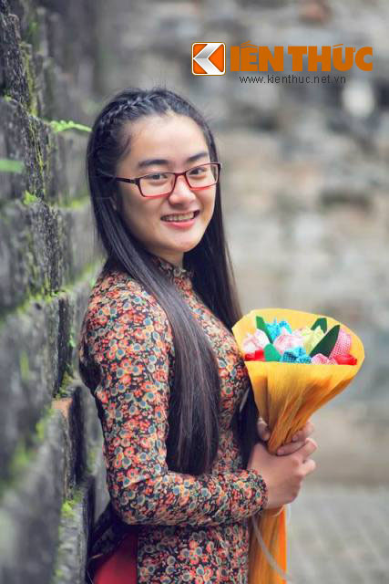 Sau giờ học trên giảng đường, Thu Hiền lại cần mẫn với công việc làm gia sư. Việc làm thêm giúp cô bạn có thêm thu nhập và điều kiện để tham gia hoạt động từ thiện.