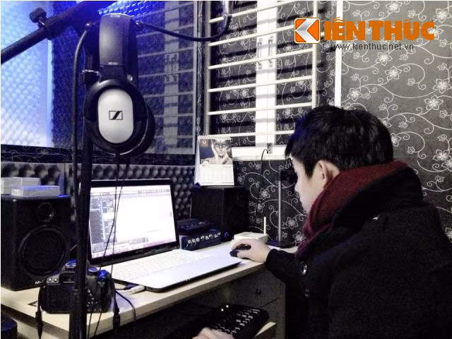 Trong cái “cơ ngơi” mới gây dựng của mình, Hoài Thanh đang hăng say, miệt mài với niềm đam mê ca hát của mình.