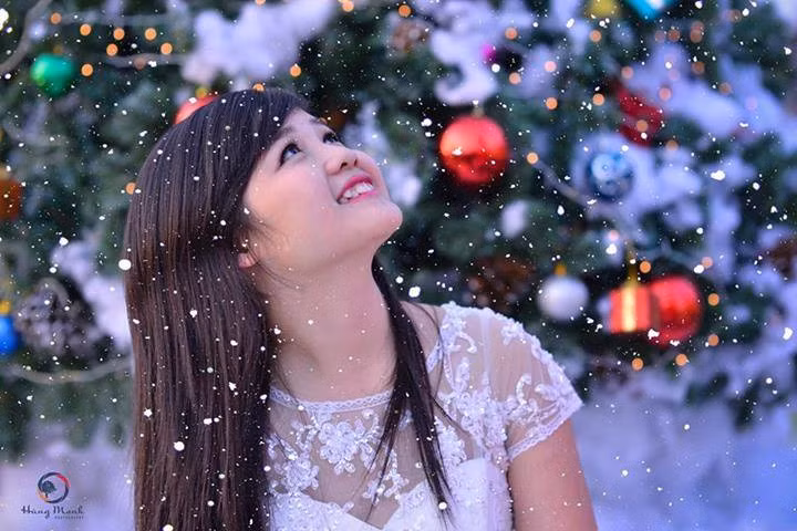 Trang Facebook cá nhân của cô gái xinh đẹp này hiện thu hút hơn 95.000 người đăng ký theo dõi. Hồng Liên cũng từng tham gia nhiều cuộc thi ảnh và xuất hiện trên bìa của một số tạp chí.