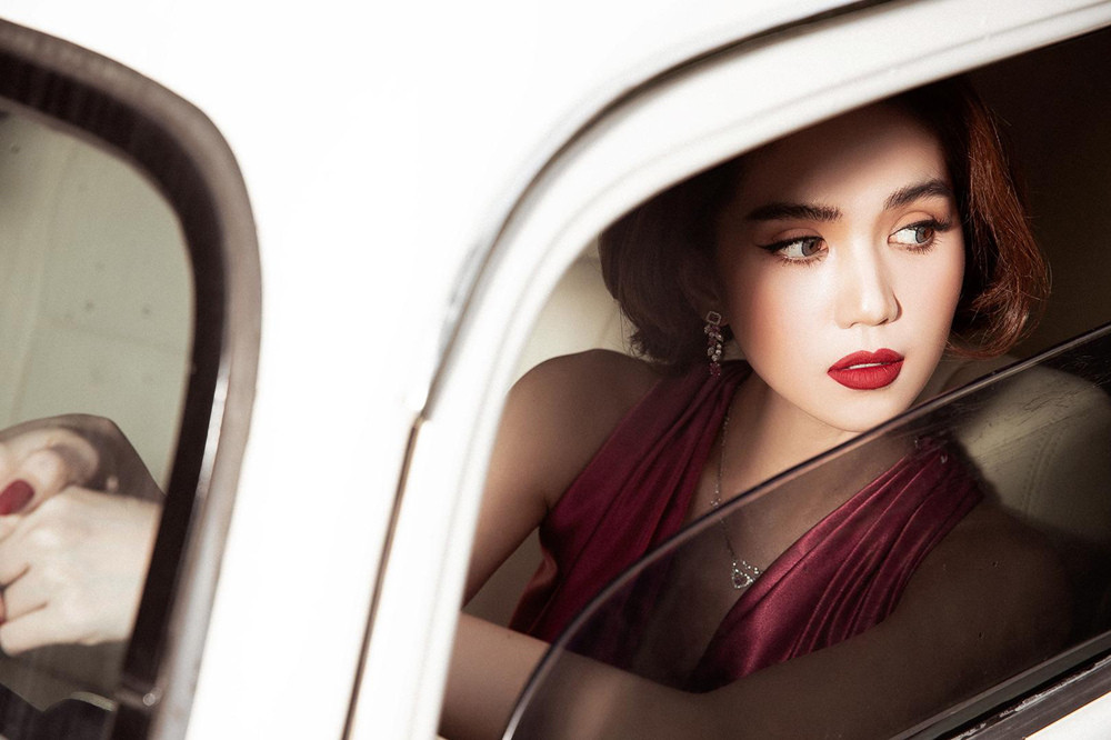 Các thiết kế không có điểm nhấn về họa tiết nhưng vẫn thể hiện tổng thể thống nhất nhờ vào kỹ thuật lên form và tạo hình đầm tiệc.