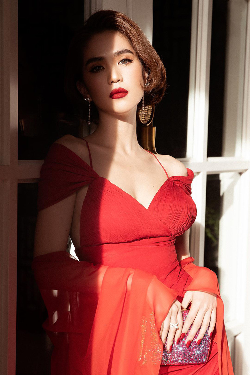 Bộ ảnh của Ngọc Trinh là sự kết hợp giữa NTK Đỗ Long và stylist Kye Nguyễn, tập hợp những góc nhìn thông qua thiết kế đầm tiệc đơn sắc và nổi bật.