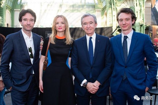 Vì sao người giàu có, quyền lực thích mặc màu xanh? ảnh 5