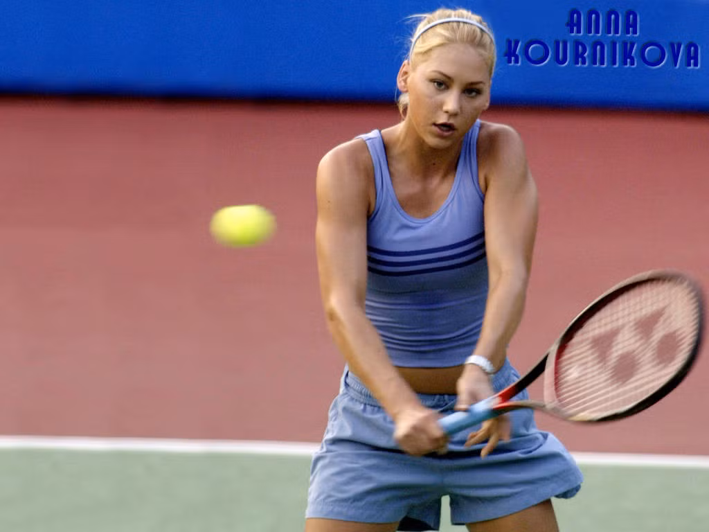 Cùng với sự nổi tiếng về hình ảnh Kournikova cũng bị xếp thứ 18 trong "25 sự thất vọng của thể thao trong 25 năm gần đây". Song song đó Anna cũng được bình chọn vào top 10 nữ vận động viên quyến rũ nhất thế giới.